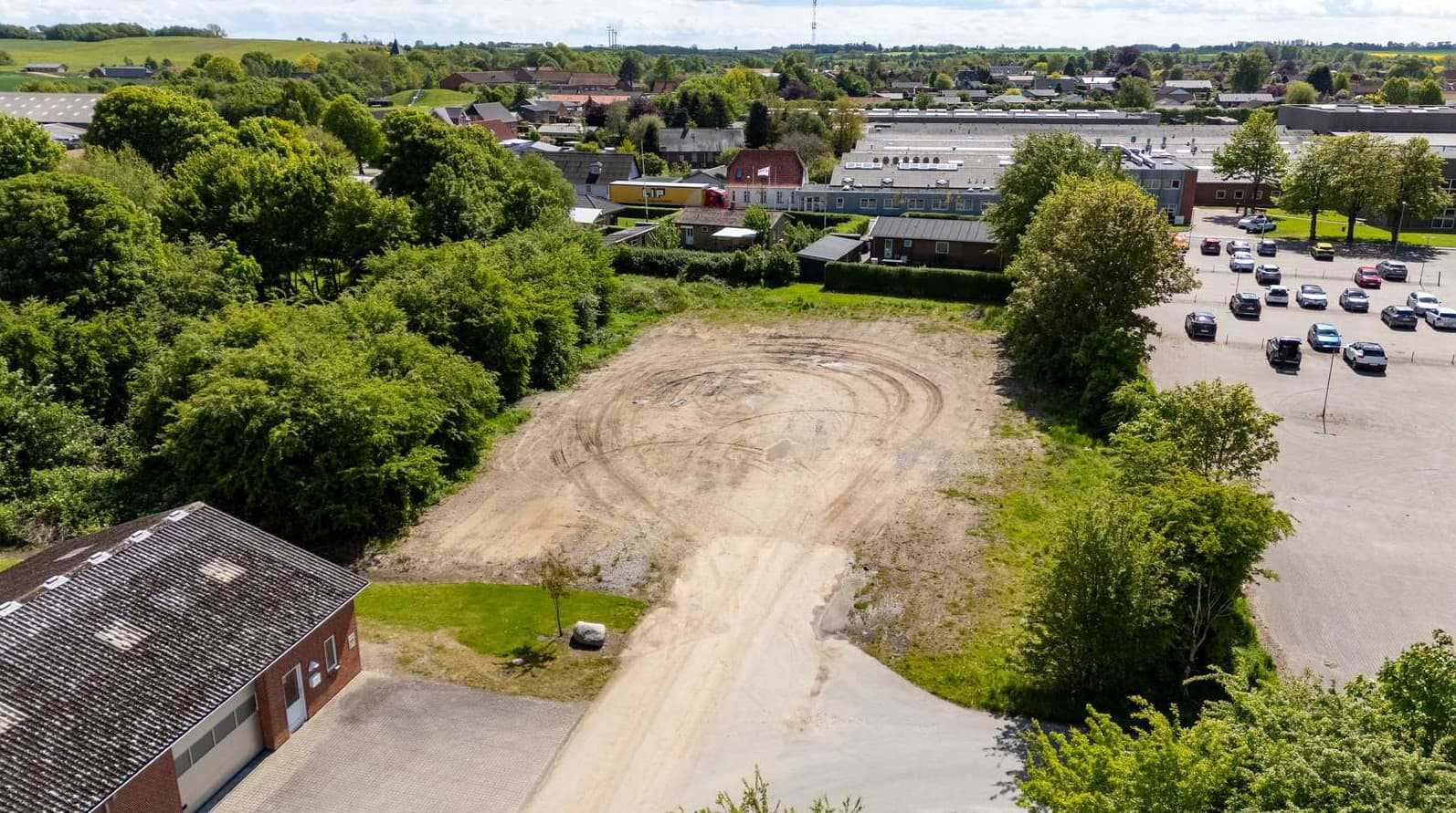 Dronebillede af erhvervsgrund på Industrivej i Hornsyld