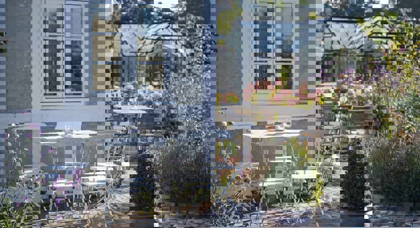 Hyggelig solkrog ved ældre hus