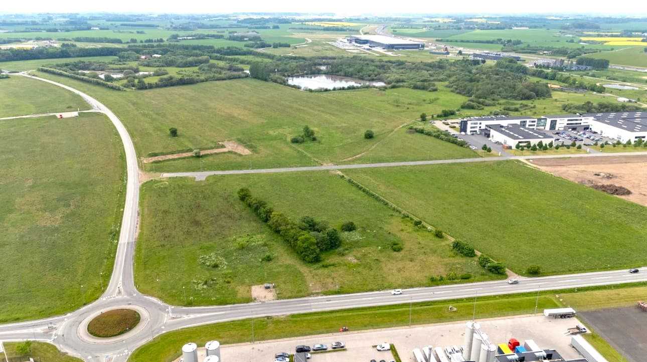 Dronebillede af erhvervsgrund på Kilde Alle i Hedensted