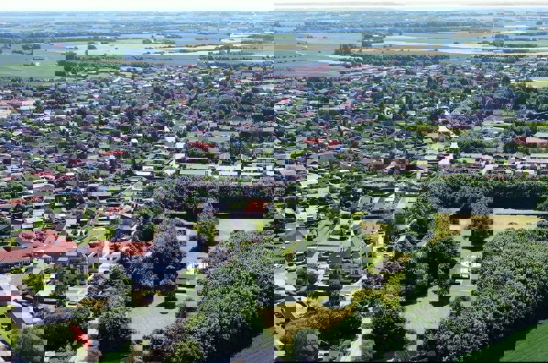 Dronefoto over Lindved by en solrig dag