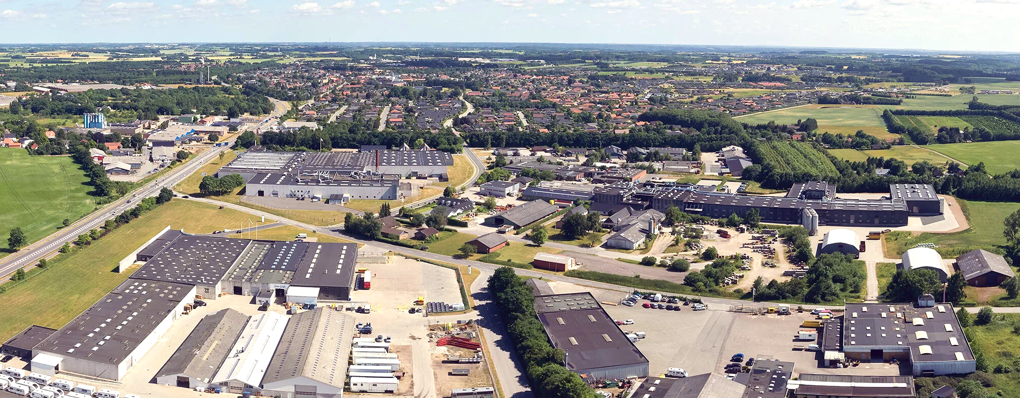 Dronefoto over et erhvervsområde i Hedensted Kommune