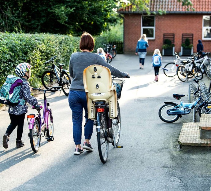 Mor og datter trækker cyklerne på vej i skole