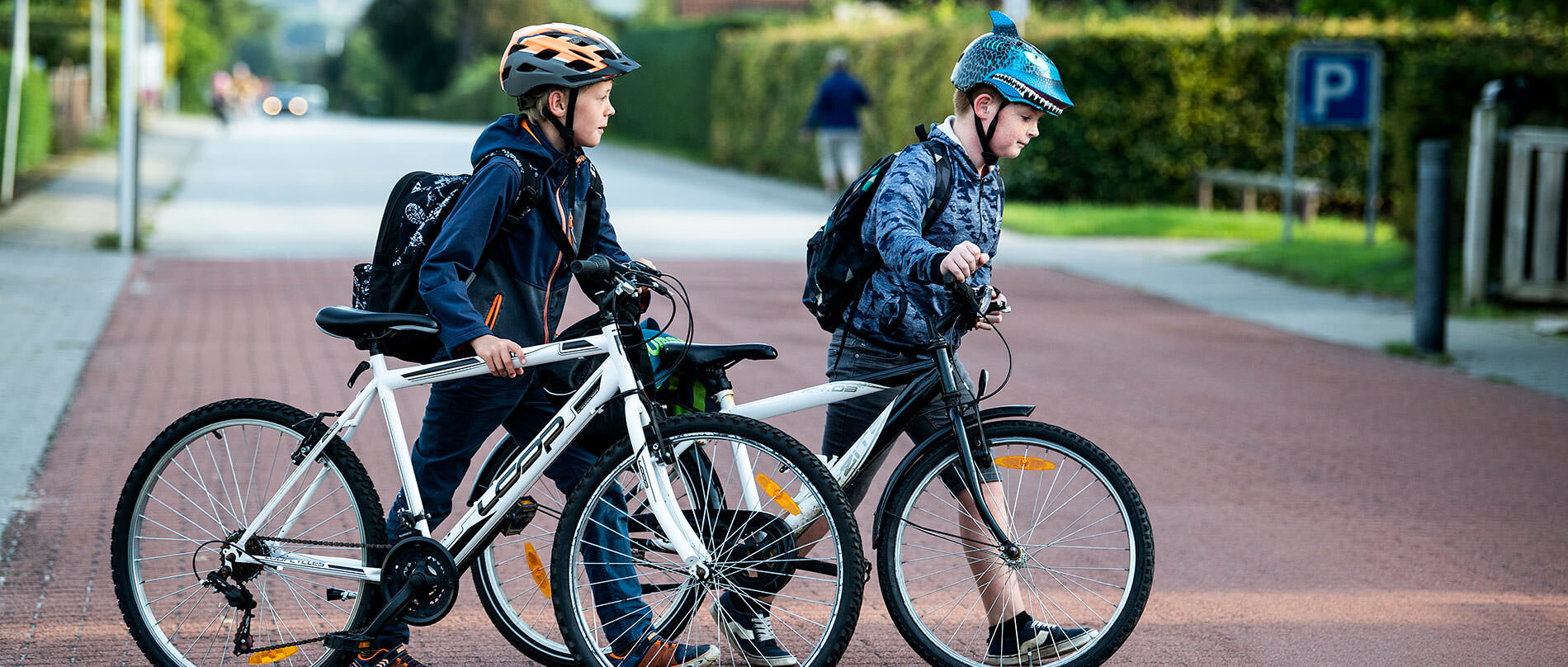 Skolebørn krydser en vej ved sikker skoleovergang