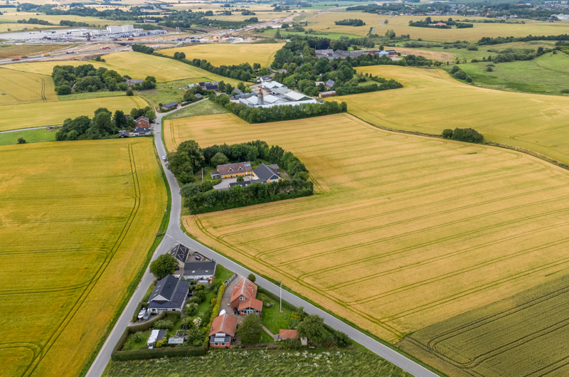 Dronefoto over Eriknauer by en sommerdag