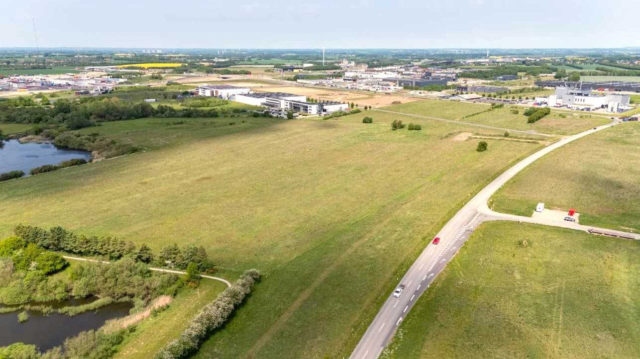 Dronebillede af erhvervsgrund på Kilde Alle i Hedensted