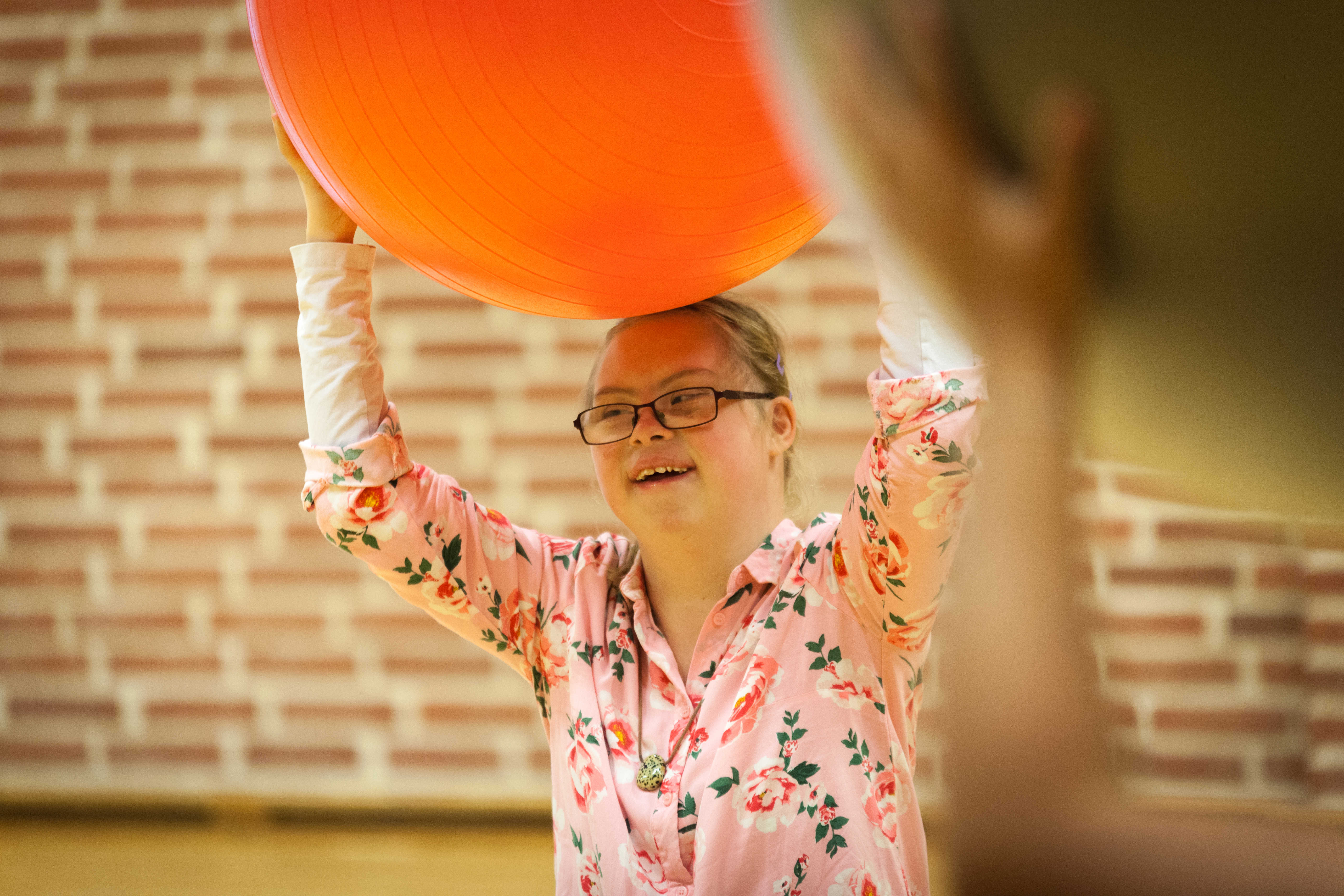 Beboer holder stor orange bold over hovedet