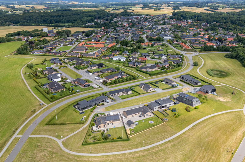 Dronefoto af Rask Mølle på en sommerdag