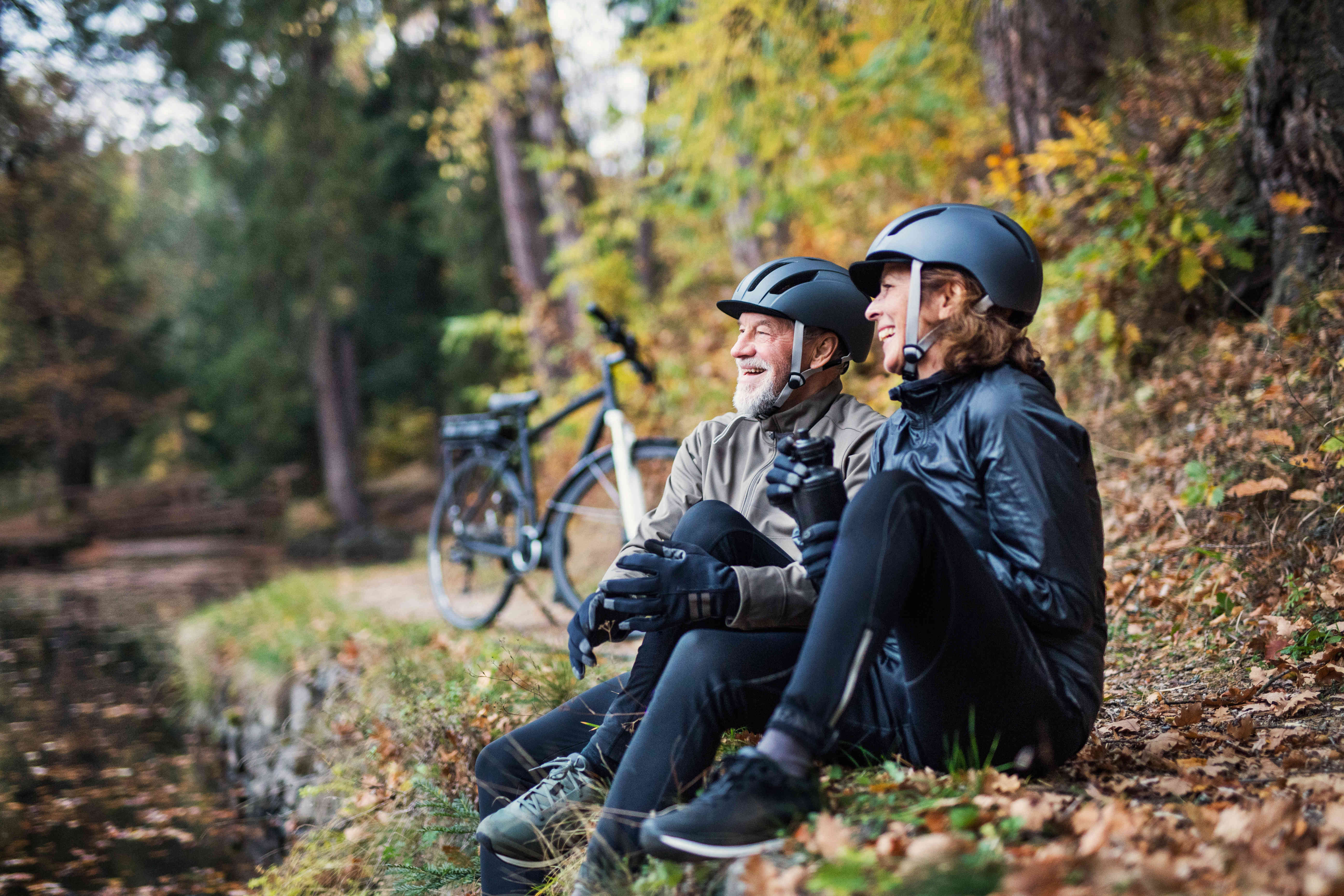 Ægtepar holder cykel-pause i skoven