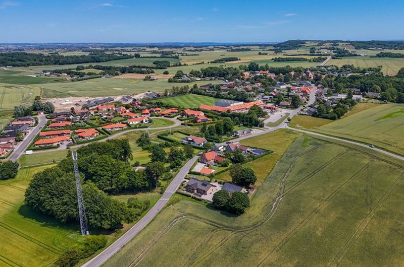 Luftfoto af Stenderup på en sommerdag