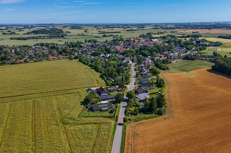 Stouby by set fra en drone på en sommerdag