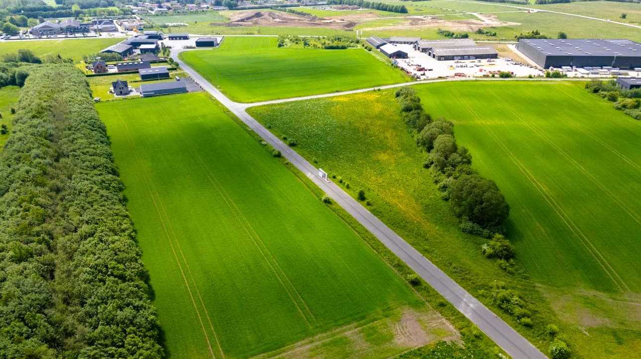 Dronebillede af erhvervsgrund på Glarmestervej i Hedensted