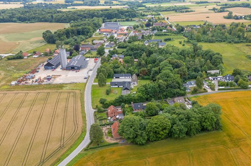 Luftfoto af Flemming by på en sommerdag