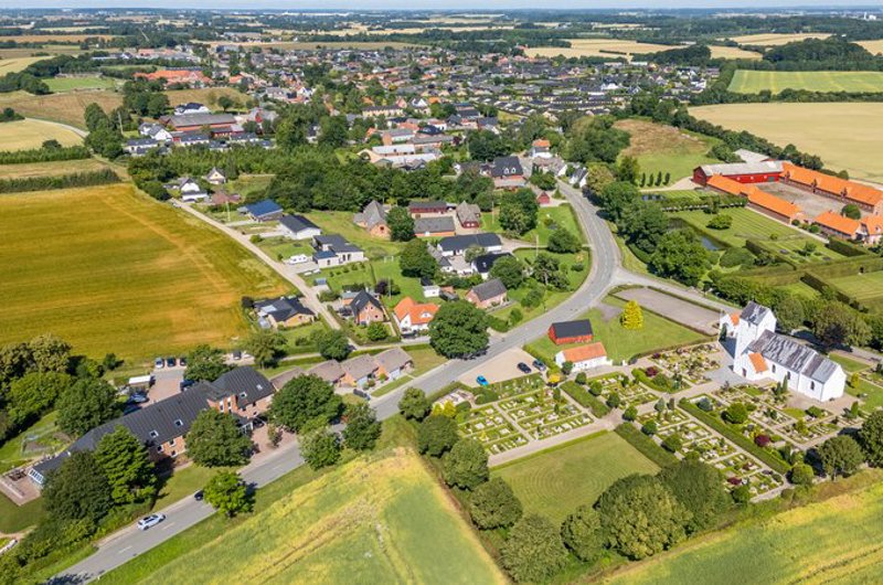 Luftfoto af Daugård på en sommerdag
