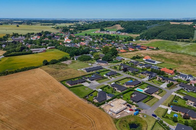 Dronefoto af Bjerre by på en sommerdag