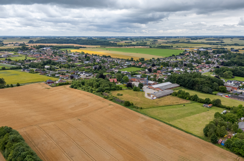 Luftfoto af Ølholm på en sommerdag