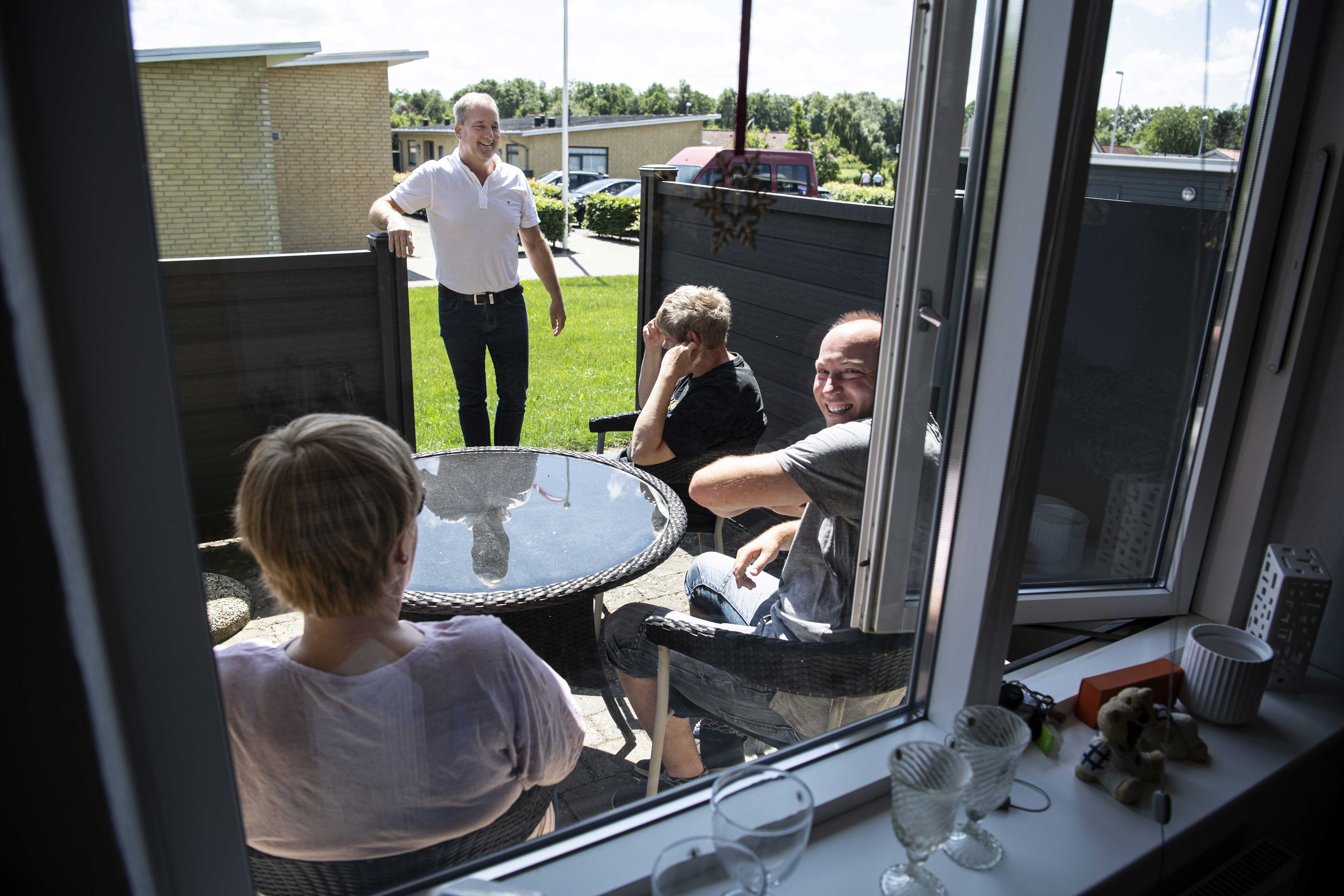 Beboere hygger på en beboers terrasse på Lunavej