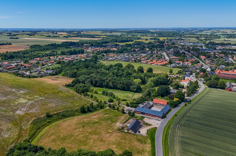 Hornsyld by set fra en drone på en sommerdag