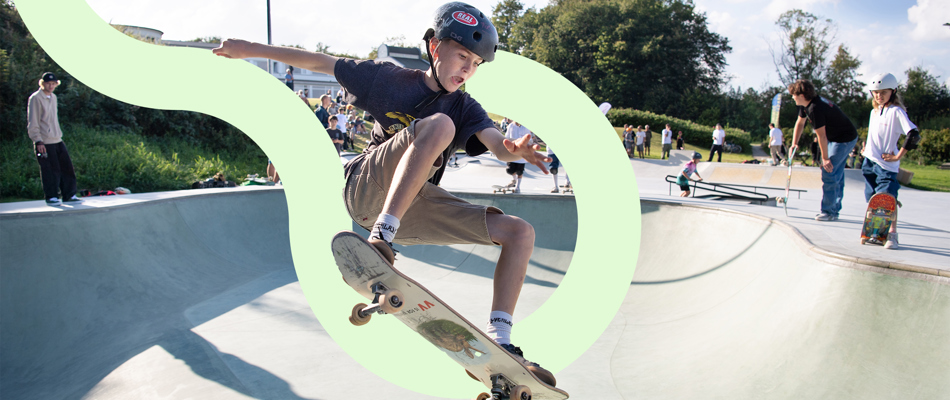 Dreng skater på skaterbane