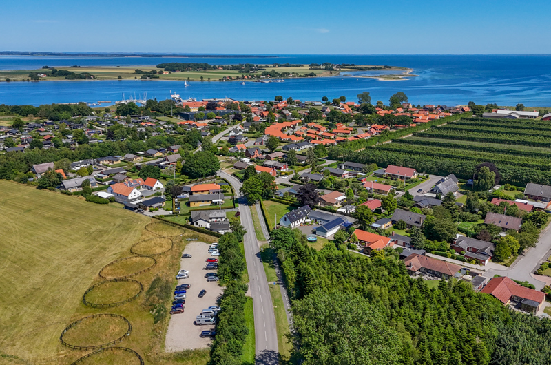 Dronefoto af Snaptun by på en sommerdag