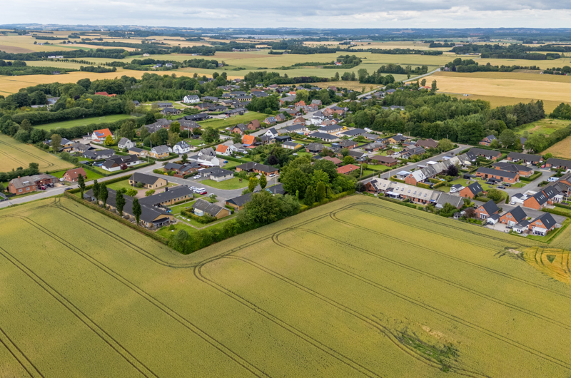 Dronefoto af Korning by på en sommerdag