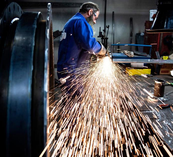 Smed svejser i metal