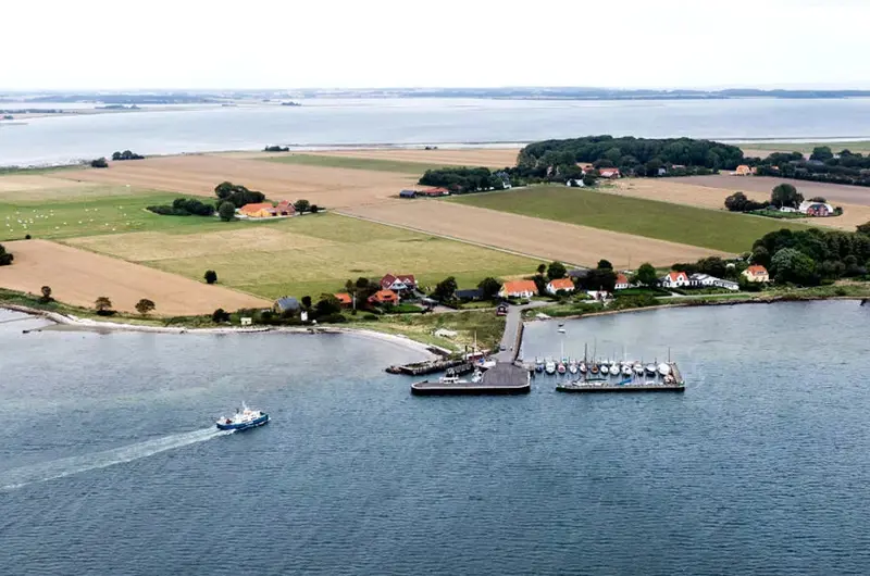 Hjarnø by set fra en drone